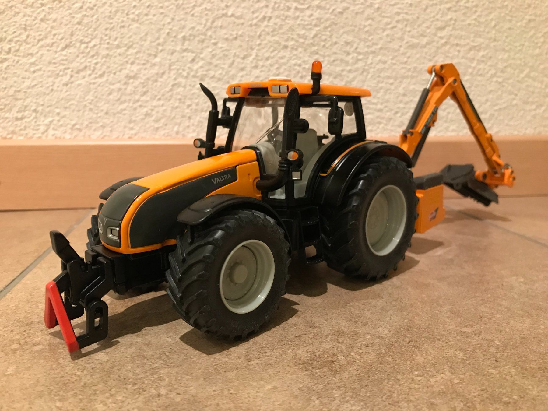 Valtra Trattori: SIKU Valtra T191 mit Böschungsmäher – Nuovo e nell'imballaggio originale da Kreuzlingen venduto da Stefan1150