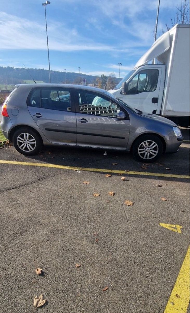 VW Automobili: VW GOLF V 1.6 FSI – Usato da Gränichen venduto da nes_2lpd 2