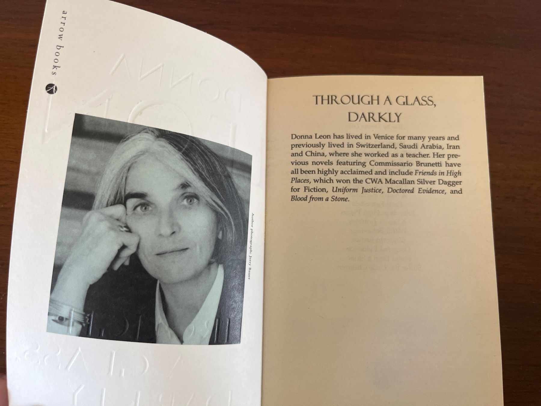 Bücher: Buch - Through a Glass, Darkly, Donna Leon, englisch – Gebraucht aus Luzern von Jiggy_8898 3