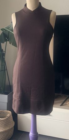 Elegant Brown Sleeveless Dress for Autumn Evenings 🍂