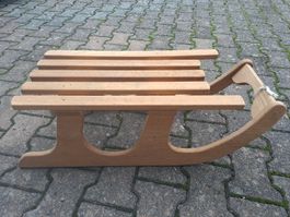 Massiver, handgefertigter Holzschlitten 