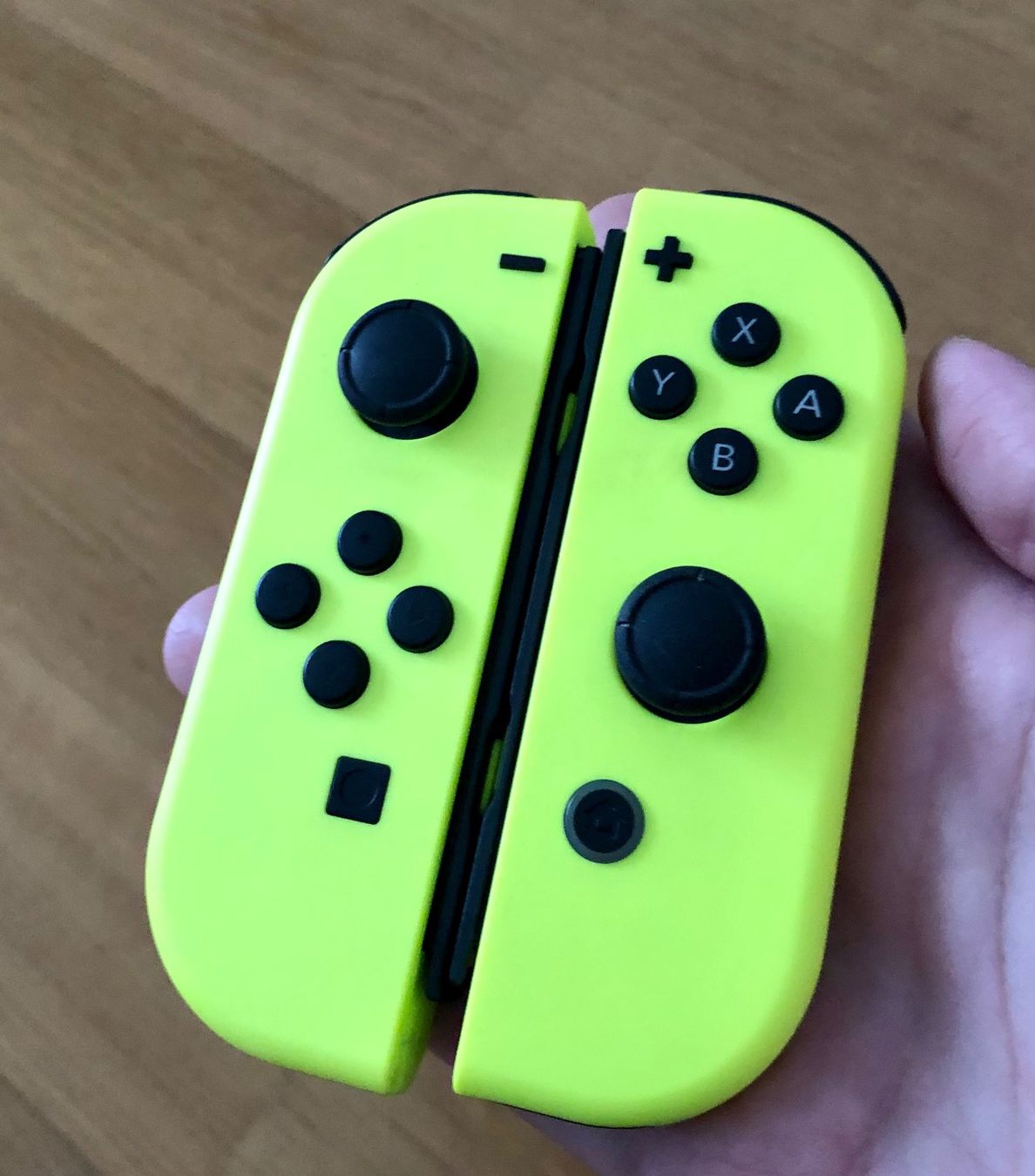 Nintendo Controller: 2 Joy-con neon yellow -  Nintendo Switch – Gebraucht aus Lausanne von  5