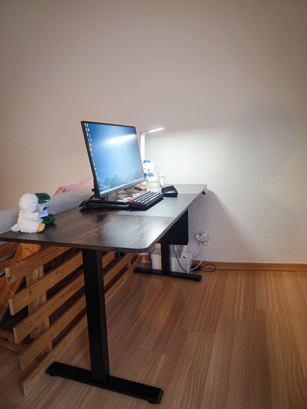 Bureaux: Standing desk dark wood effect, black metal base – D'occasion à Baden par happybrain01 4