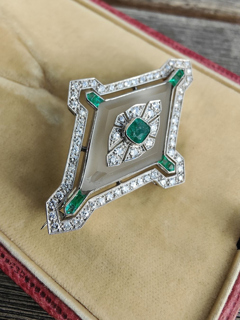 Spille & Fermagli: Antike Art Déco Brosche mit Smaragd & Diamanten – Usato da Schwyz venduto da chopaya 2
