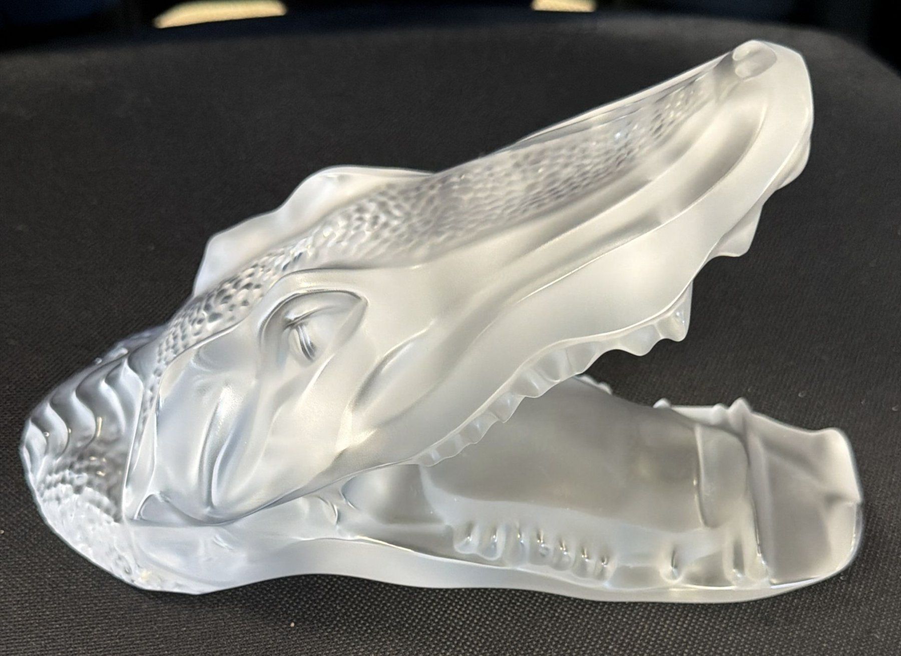 Lalique Statuette: LALIQUE KROKODILFIGUR HANDYHALTER – Usato da Zürich venduto da Frei-Occasionen 2