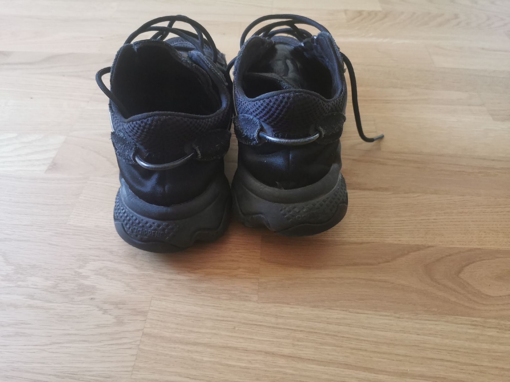 Adidas Scarpe da uomo: Adidas Ozweego Triple Black 42.5 – Usato da Bern venduto da ged_ffx9 2