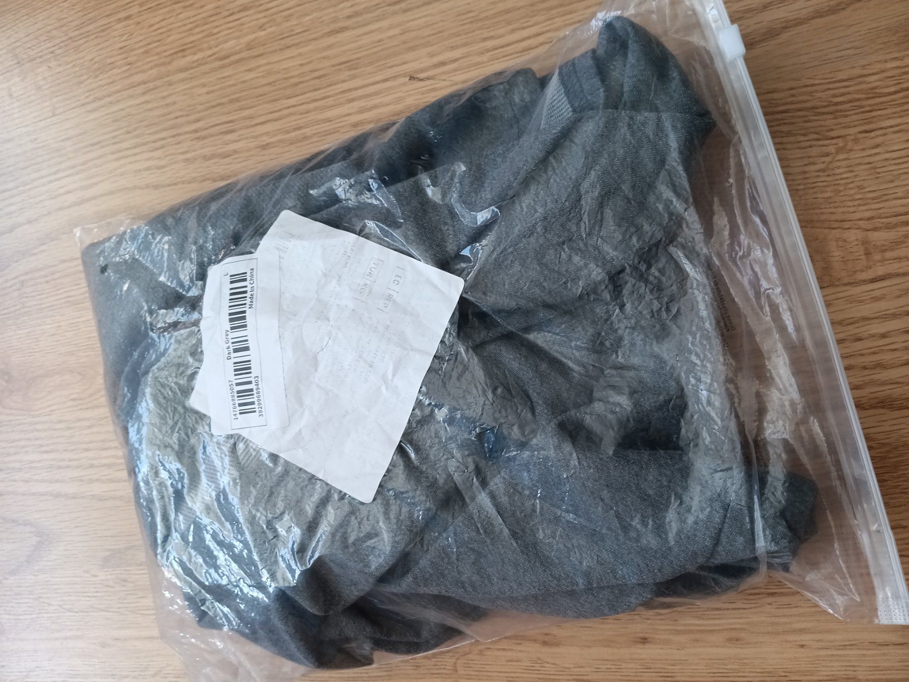 T-shirts: T shirt a  capuchon – Neuf avec emballage d'origine à Neuchâtel par den_7x9p 3