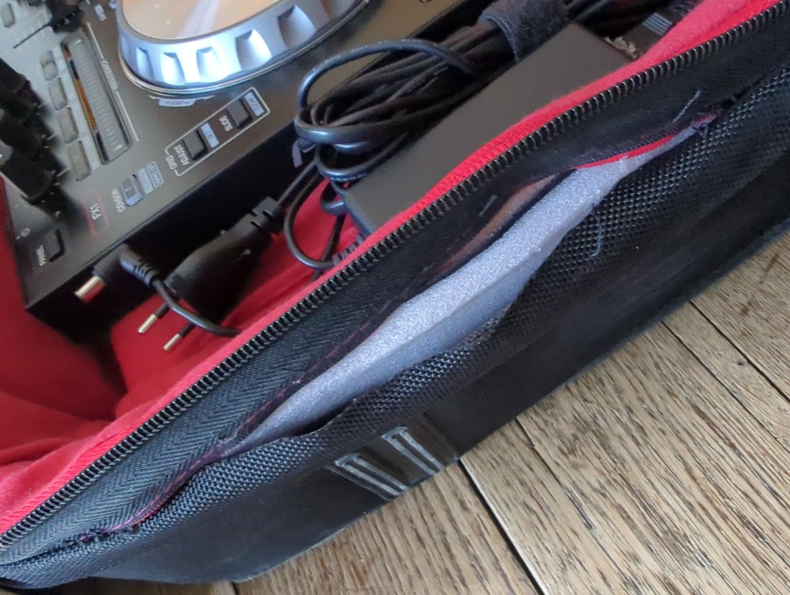 Pioneer Mischpulte: DJ Controller Pioneer DDJ-SR2 mit Tasche – Gebraucht aus Zürich von Afriday 3