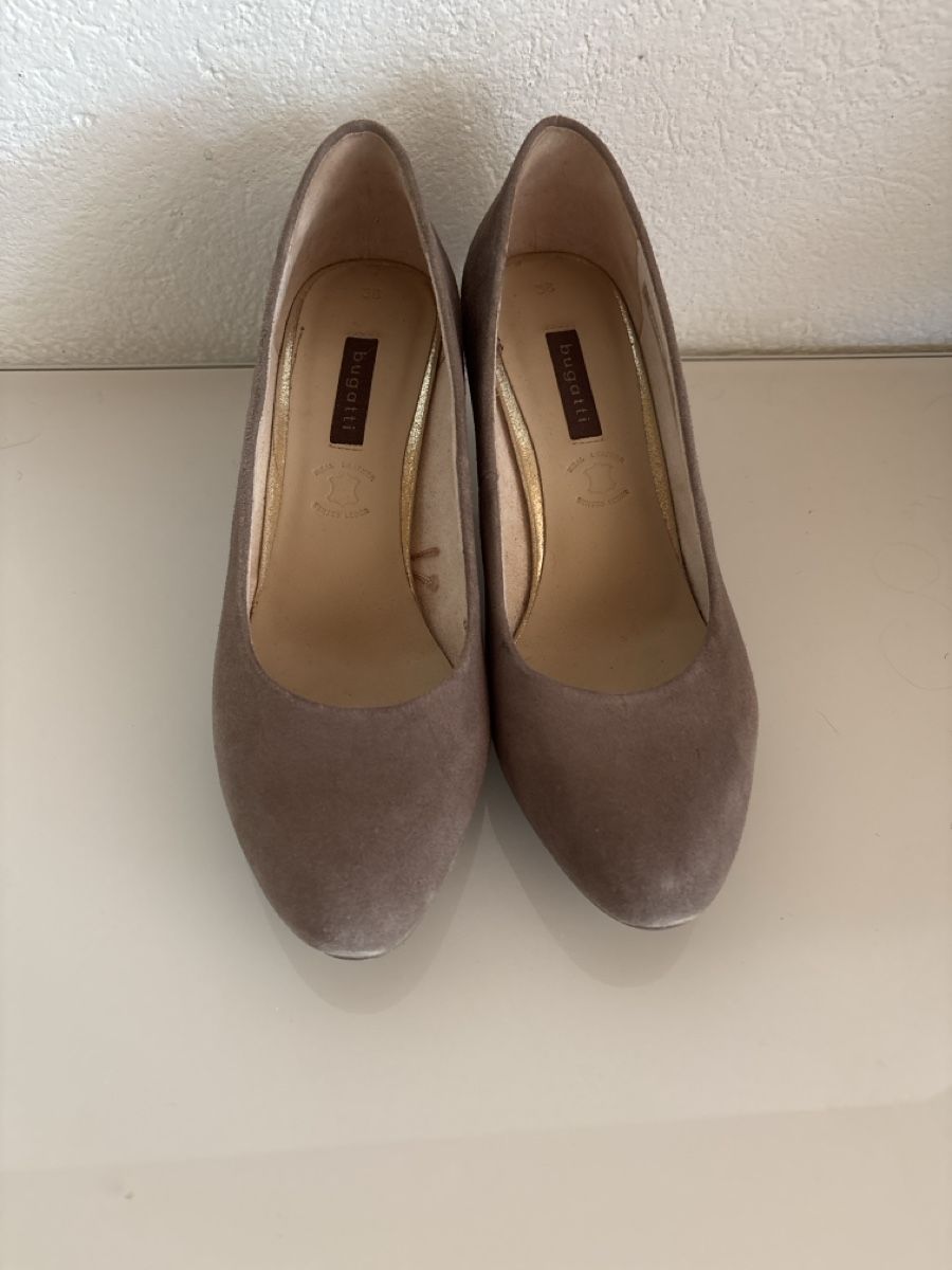 Bugatti Scarpe da donna: Bugatti Pumps Gr 38 neuwertig – Usato da Erschmatt venduto da Gragetsch