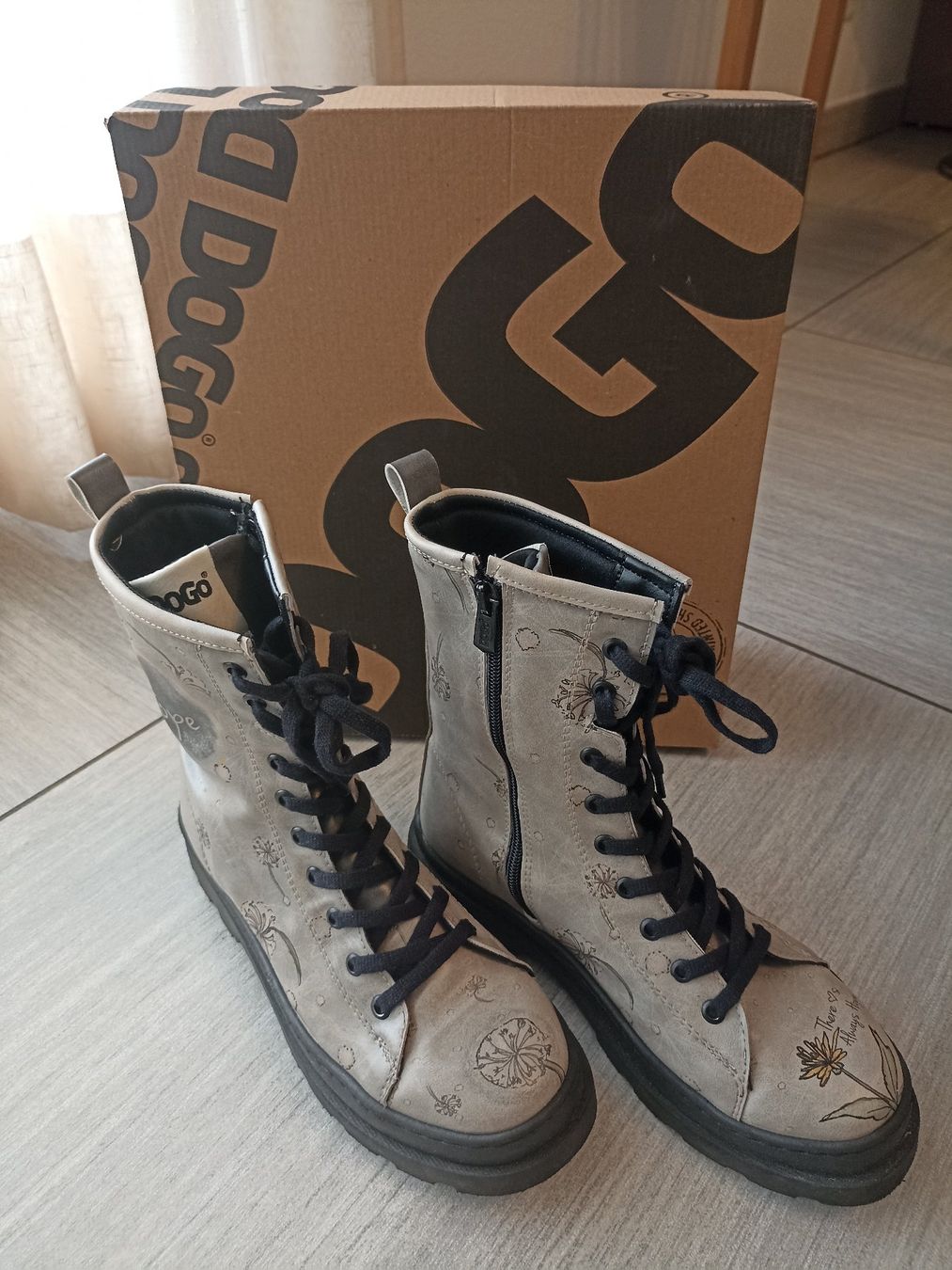 Chaussures femmes: Stivaletti DOGO - There is always hope – D'occasion à Camorino par cieloazzurro