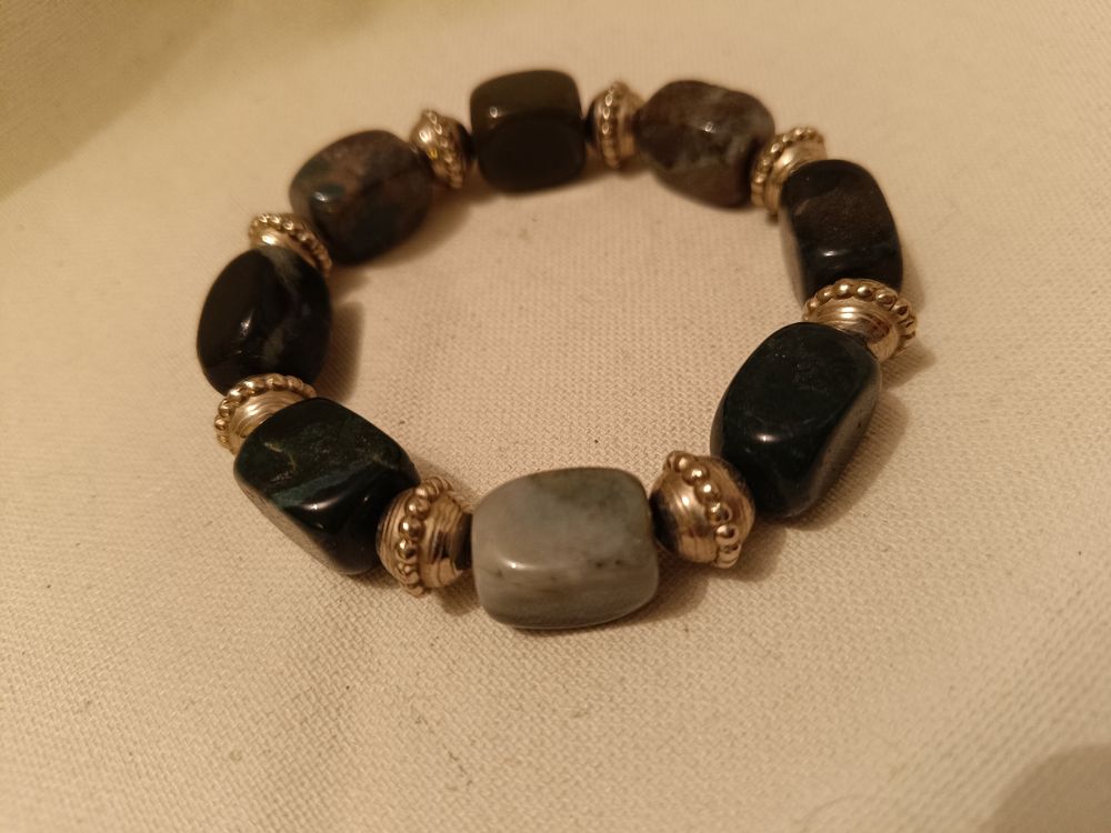 Braccialetto Di Pietre Preziose E Minerali Di Una Mano Con Giacca Di