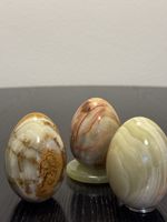 Œufs décoratifs en marbre d'onyx naturel.