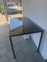 Glastisch mit 6 Stühlen