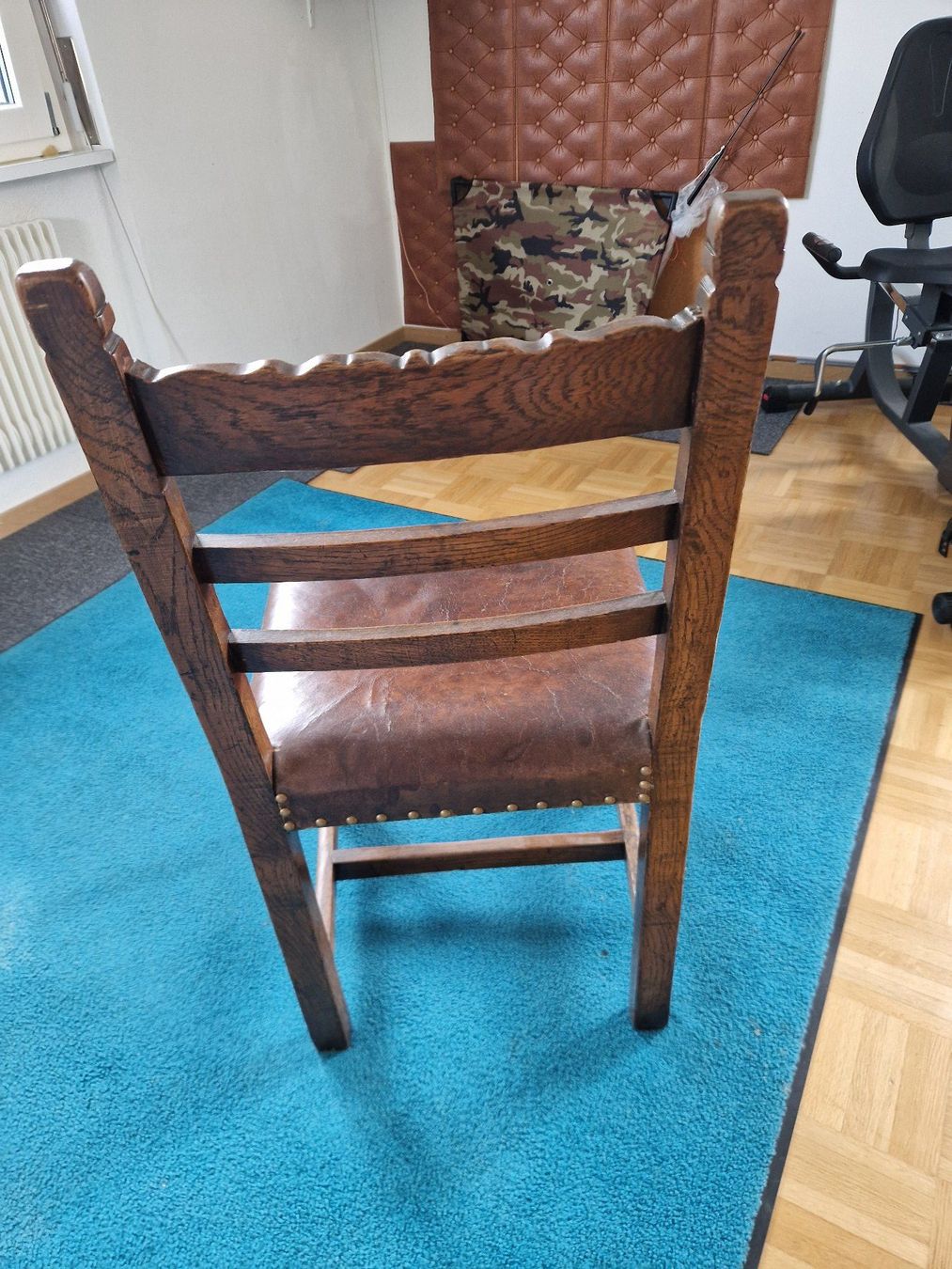 Chaises: Stuhl Holz mit Lederpolster – D'occasion à Aefligen par Akoni 2
