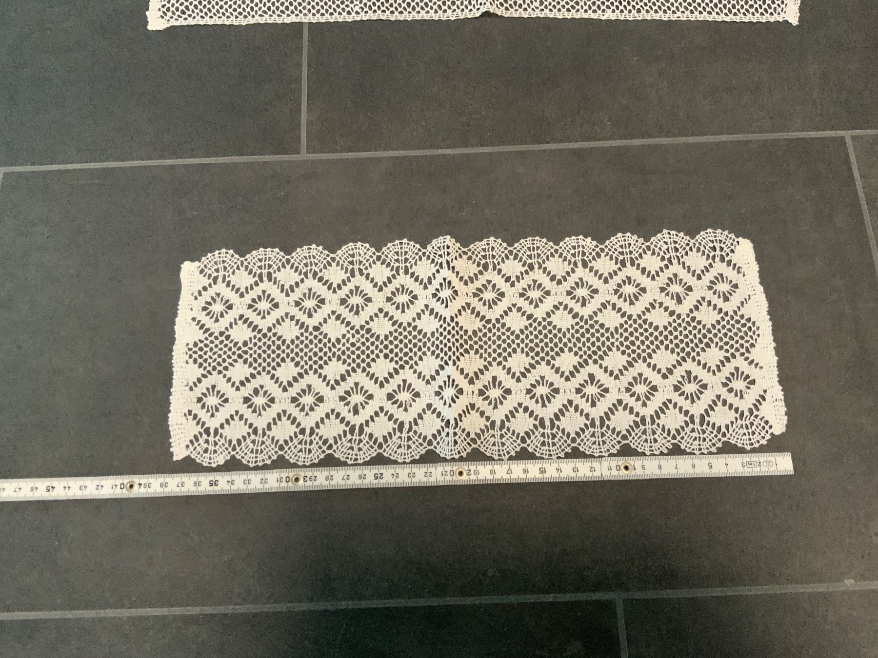 Tessuti: Vintage Spitzenbordüre, ca. 38 cm lang, – Usato da St.Pantaleon venduto da wys_9wdz 2
