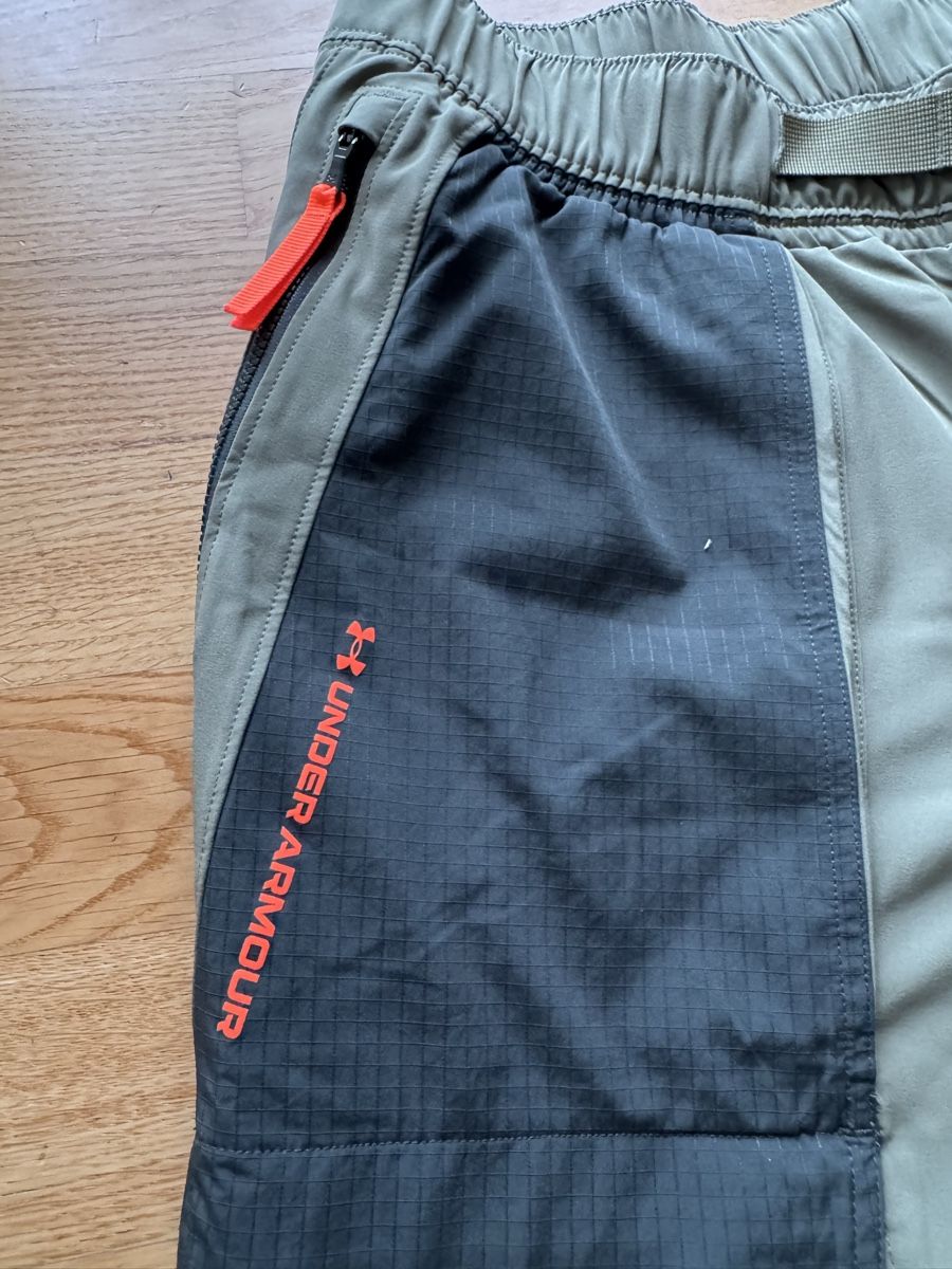 Under Armour Pantaloni: Under Armour Rush Woven Tear Away Sweatpants – Usato da Zug venduto da cam_b8hz 1