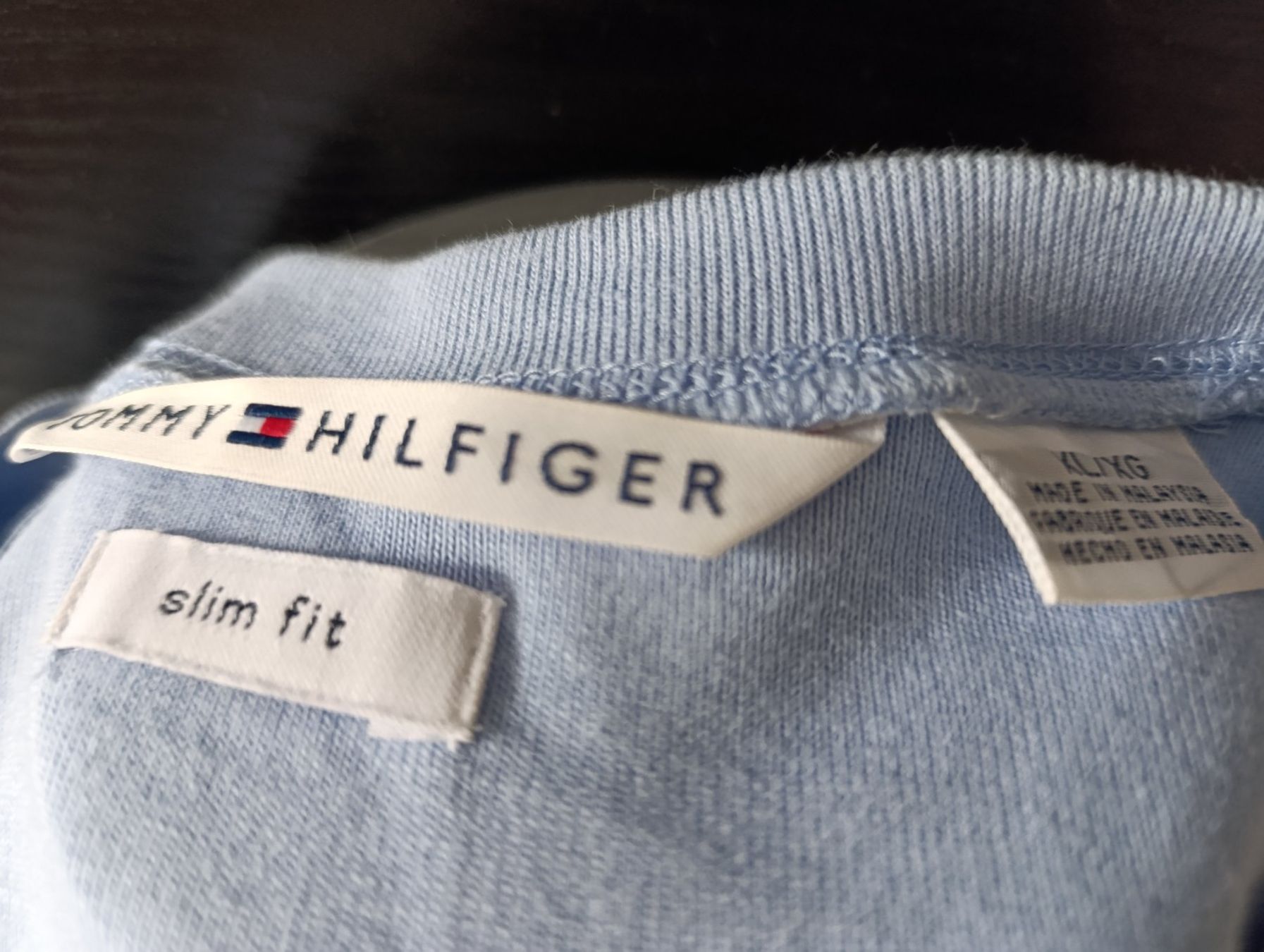 Tommy Hilfiger T-shirts: T-shirt Tommy Hilfiger bleu. – Neuf (Voir description) à St-Cergue par Neviana 1