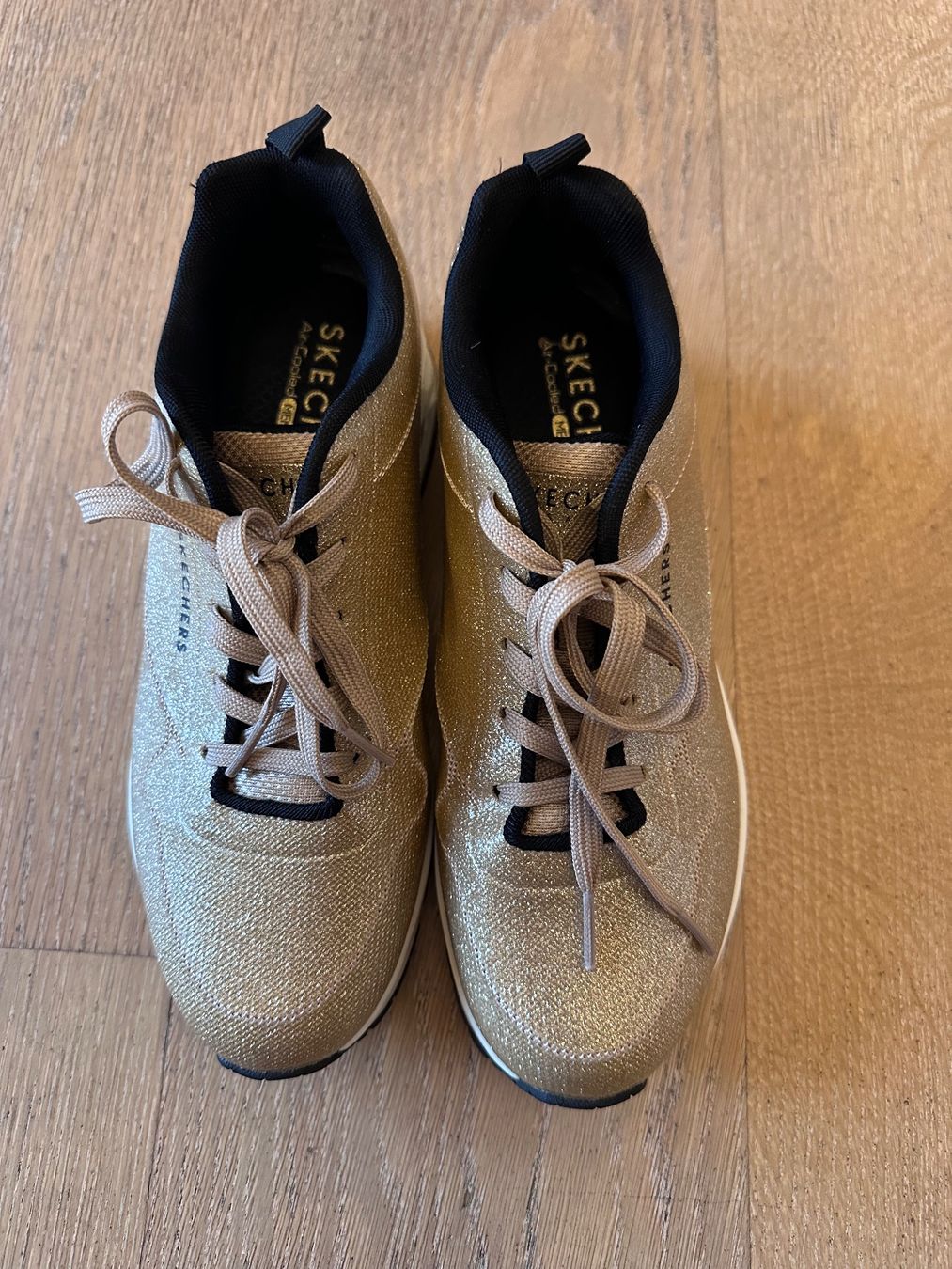 Chaussures femmes: goldfarbene Sketcher Sneaker – D'occasion à Zollbrück par AnMa