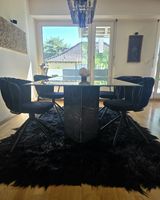 Esstisch, Stühle und FellTeppich