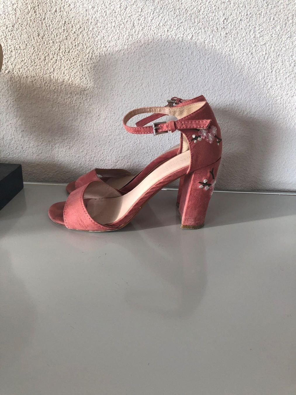 Damenschuhe: rosa pumps mit blümchen – Gebraucht aus Neuhausen am Rheinfall von stundgirl