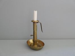ANTIKER MESSING-KERZENLEUCHTER MIT TROPFSCHALE