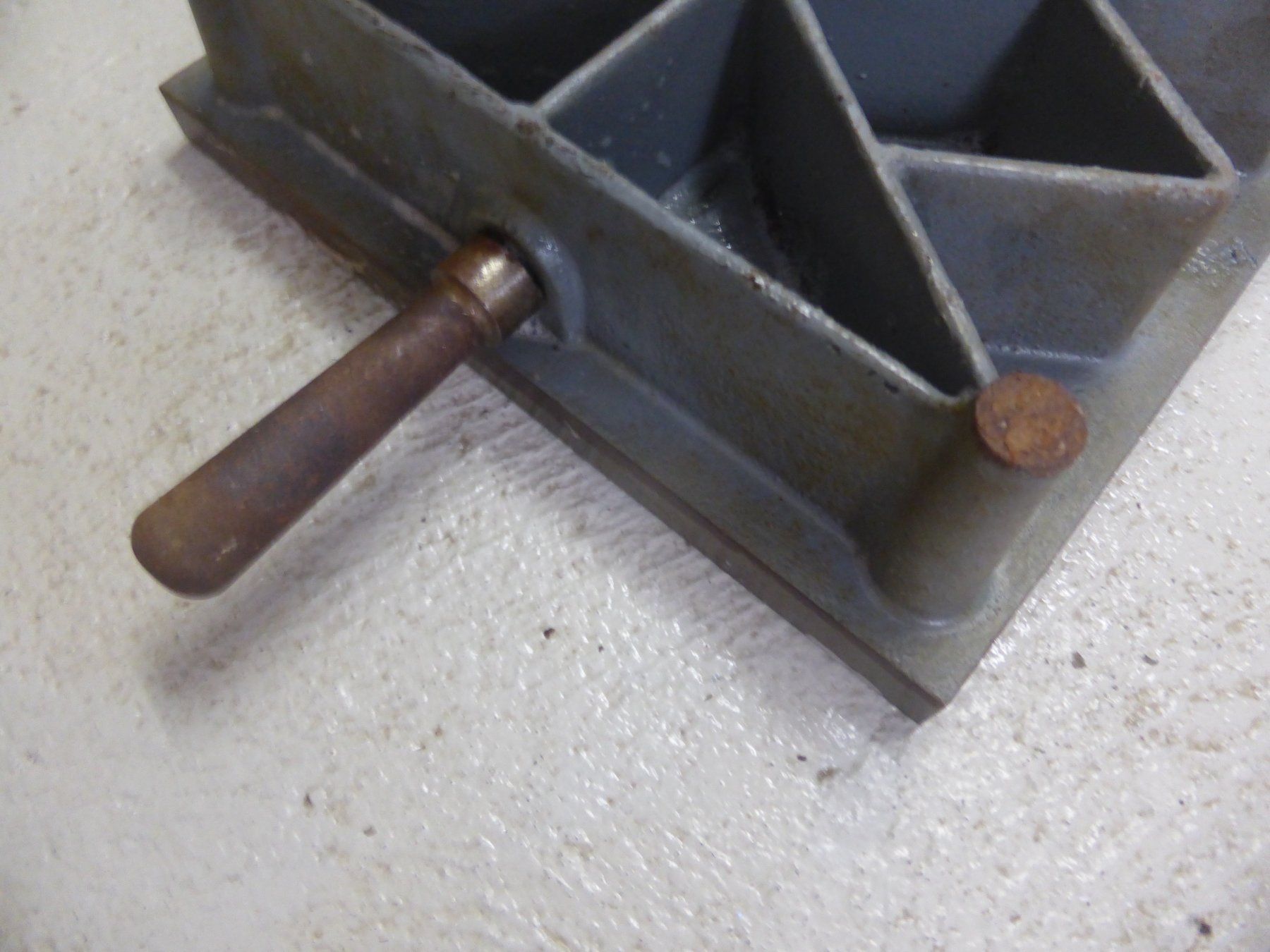 Altro per industria metallurgica: Maschinentisch mit Griffen, 30 kg – Usato da Triengen venduto da Nussbaum14 2