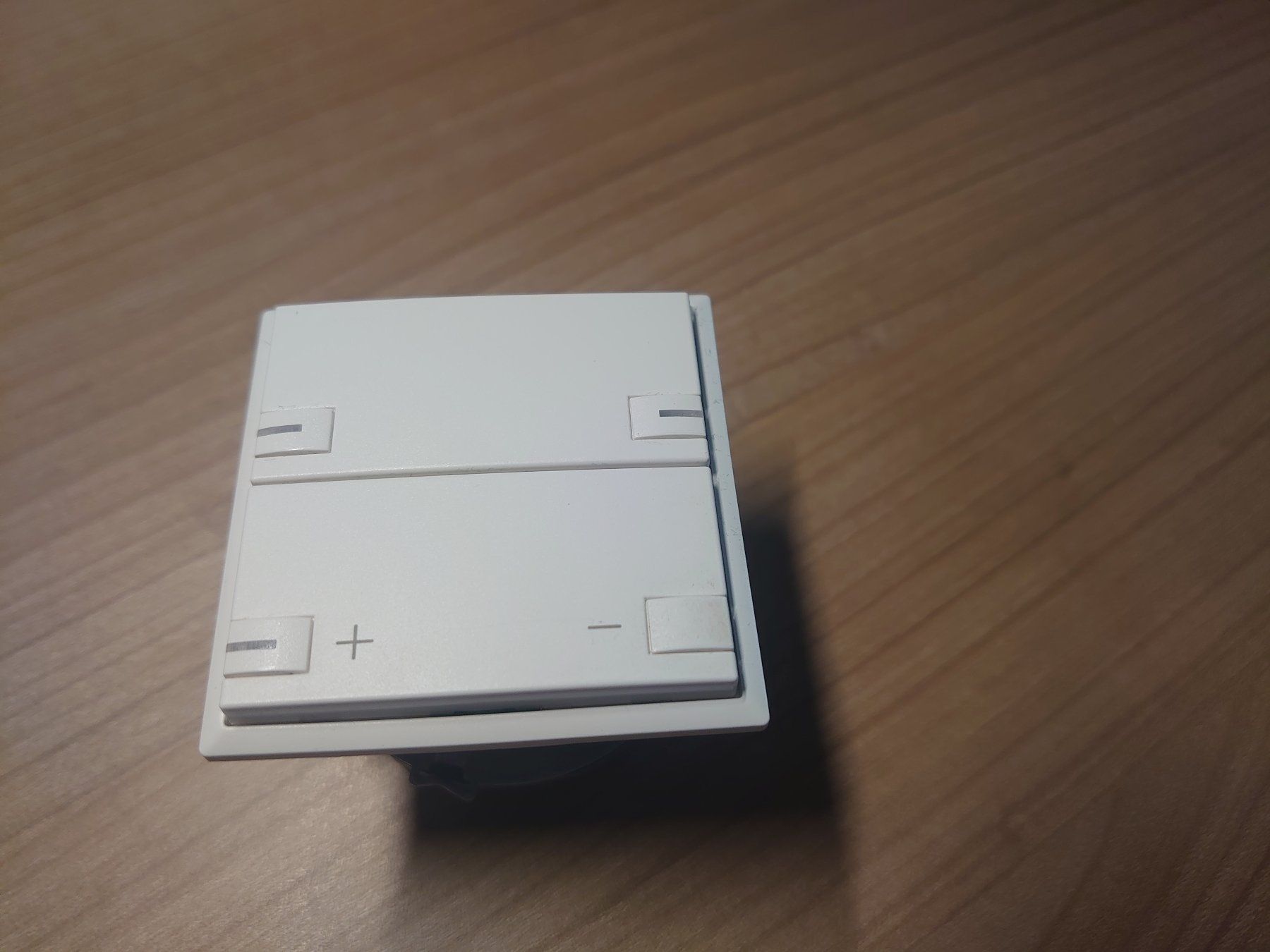 Feller Interruttori: Feller Zeptrion Universal Dimmer mit Zeptrion AIR – Usato da Hochdorf venduto da 8-40123-