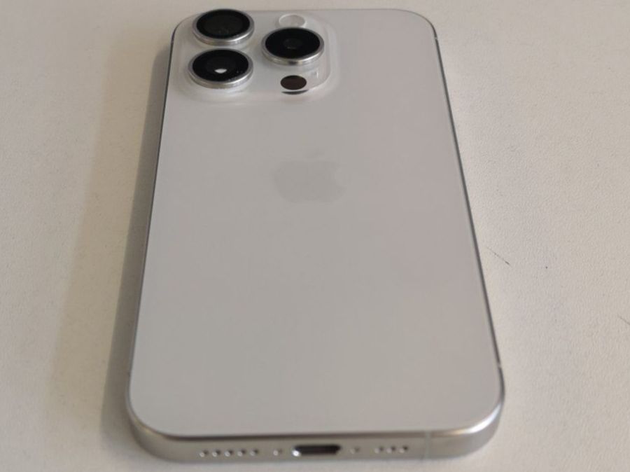 APPLE iPhone 15 Pro, 256GB, Titan Weiss (Gebraucht) in Birmenstorf