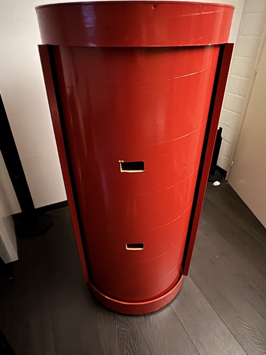 Armadi: Roter Design-Rundschrank aus Karton – Usato da Erlinsbach venduto da Tamaratamara 2