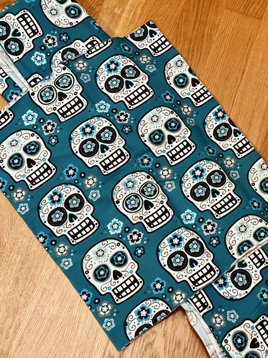 Tessuti: Bio-Jersey Dia de la Muerte - petrol // 3m x1.4m – Nuovo (secondo la descrizione) da Basel venduto da Judihuilia
