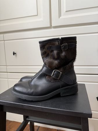 Guess leather boots with fake fur in perfect condition