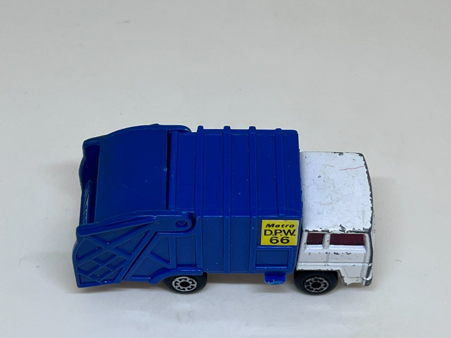 Matchbox Modellini d'auto: Matchbox Refuse Truck #16 – Usato da Wildegg venduto da LaaBoutique 1