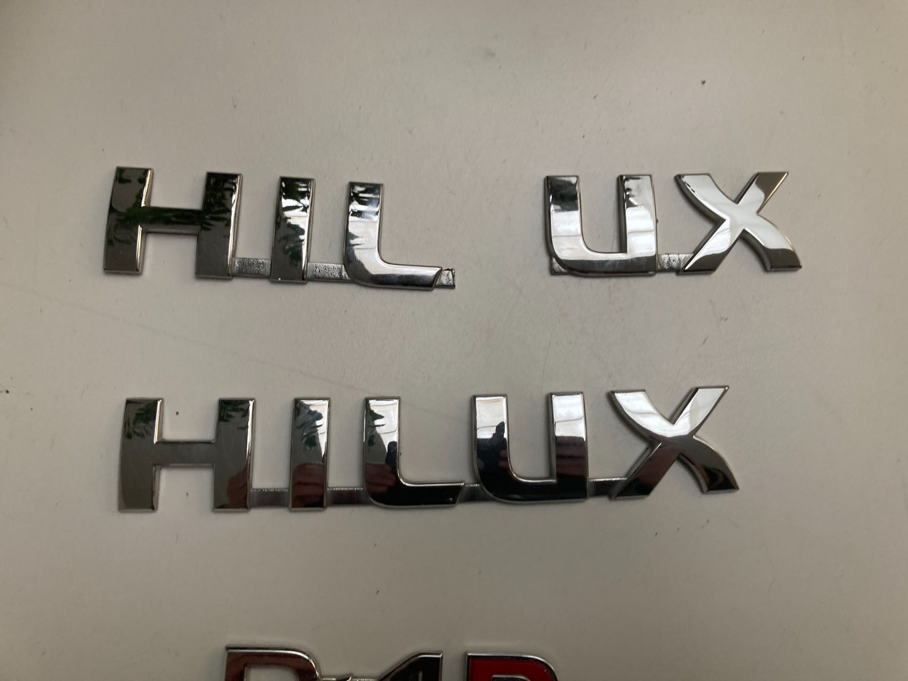 Toyota Tutti i ricambio: Chrom Emblem HILUX D-4D (Pickup) – Usato da Cham venduto da WB2223 1