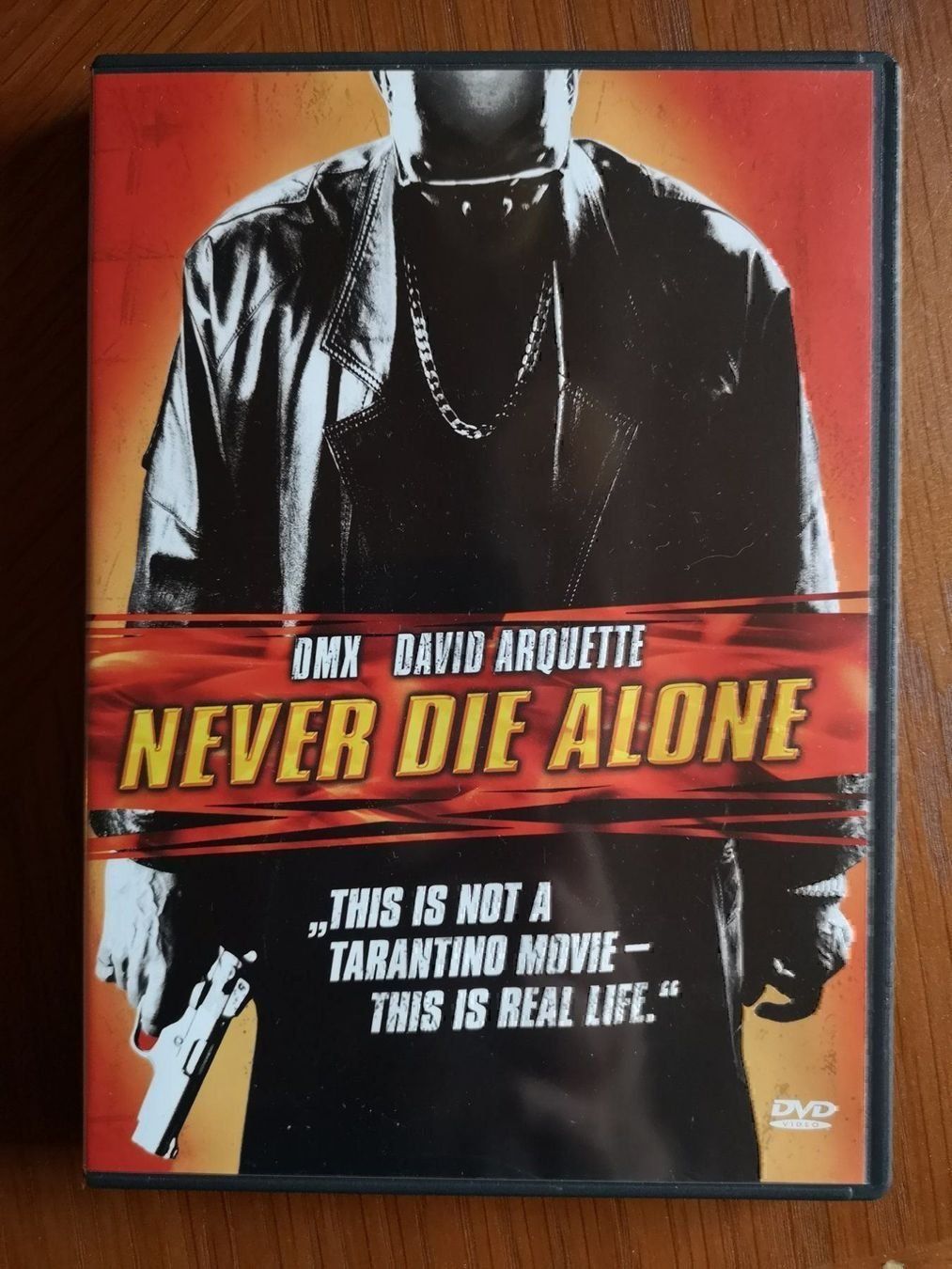 Tutti i DVDs: Never die alone – Usato da Rothrist venduto da FLUEWALD
