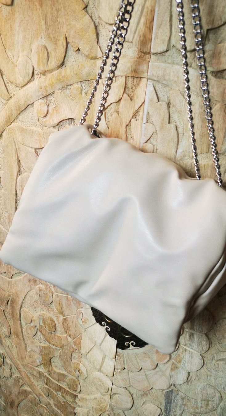 Borse da donna: Schultertasche creme-beige Kunstleder, mit Kette – Usato da Wettingen venduto da JasminL92-3 5