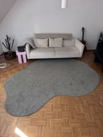 Teppich grau-grün unregelmässige Form ca. 2.95 m