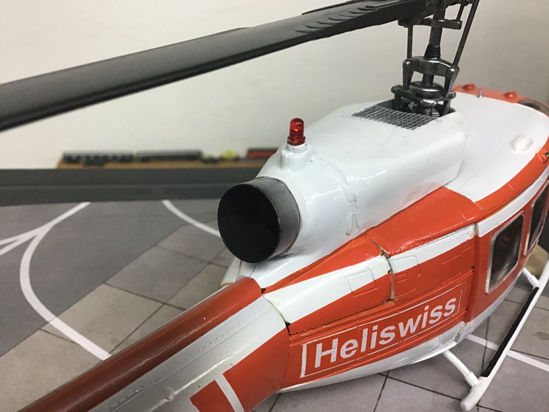 Modellbausätze & Standmodelle: Heliswiss Modell Hubschrauber, Bell 1:32 – Neu (gemäss Beschreibung) aus Männedorf von Spezial-Modelle 2