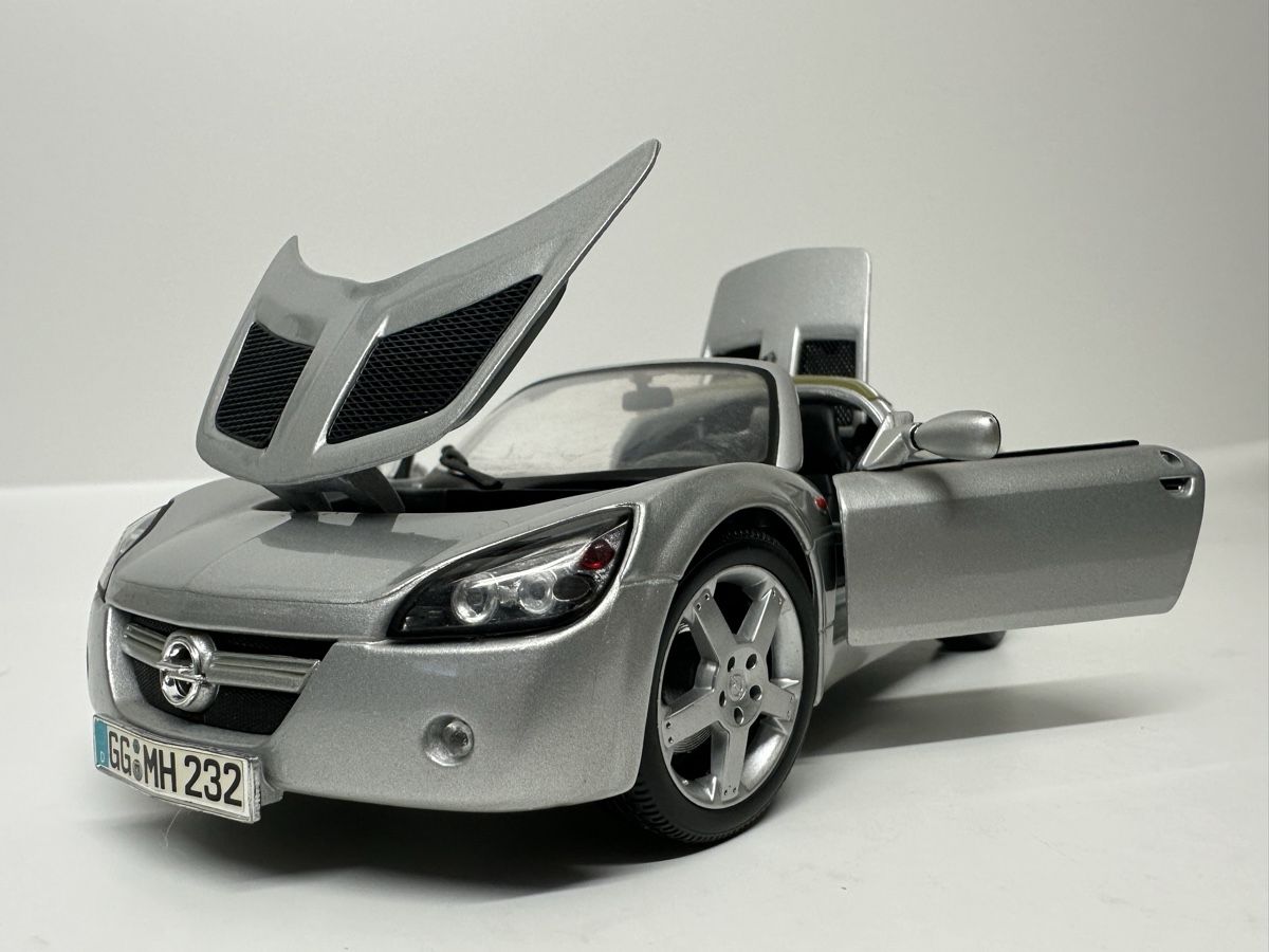 Maisto Modellautos: Opel Speedster 1:18, silber, Maisto – Gebraucht aus Zofingen von  9