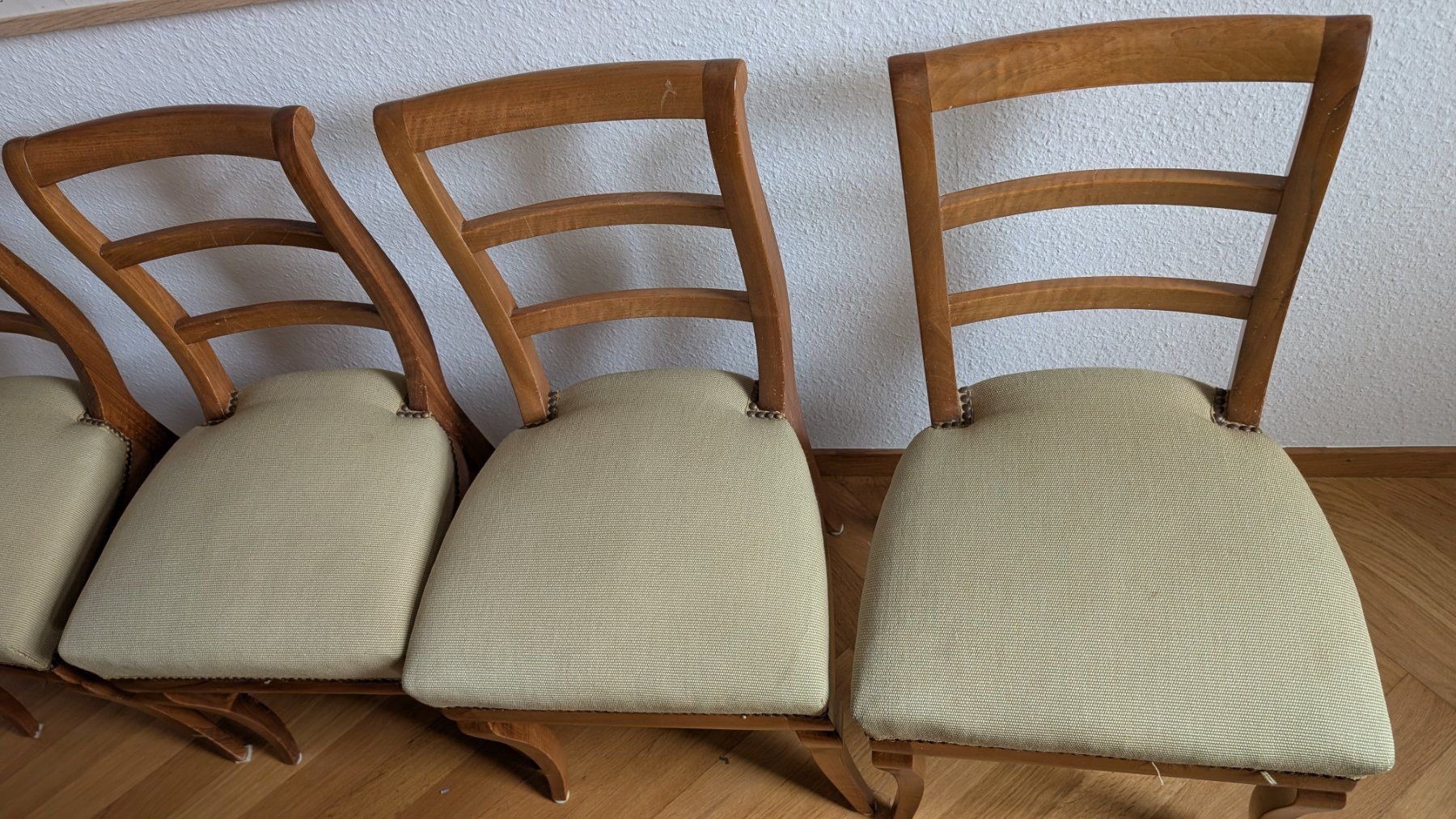 Chaises: 4 Holzstühle mit Polster – D'occasion à Basel par wollamhsram 4