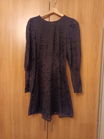 Abito in pizzo  nero con  grande asola sulla schiena.