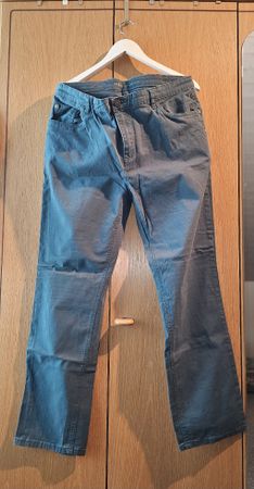 Jeans, Tannengrün, TARA Grösse 46/30, schöner Zustand