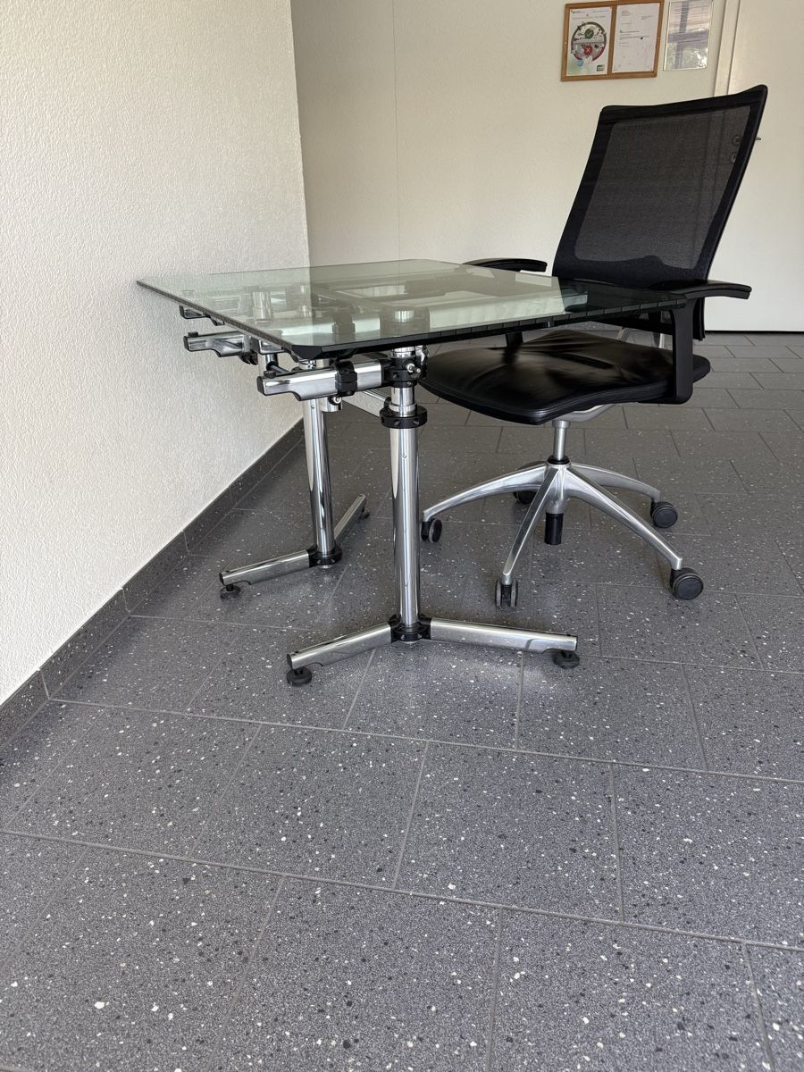 Scrivanie: USM kitos Moderner Glastisch mit Chromgestell. – Usato da Zürich venduto da chi_xhq5 7