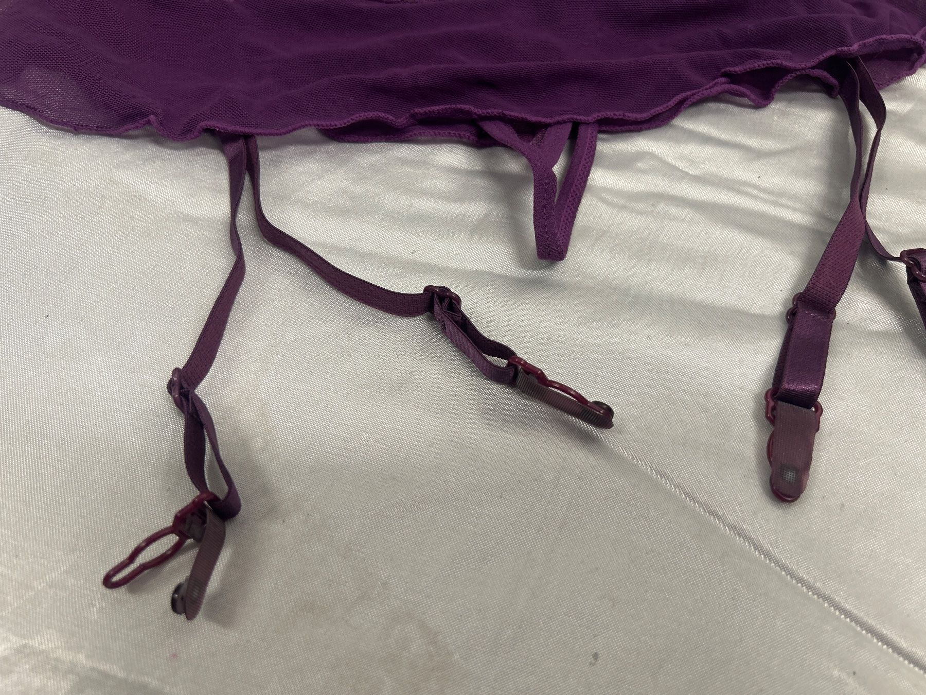 Autres dessous: Sexy Strapsgurt Strapshalter mit String Spitze Lila S-L Neu – Neuf avec emballage d'origine à Regensdorf par Spyke55 2