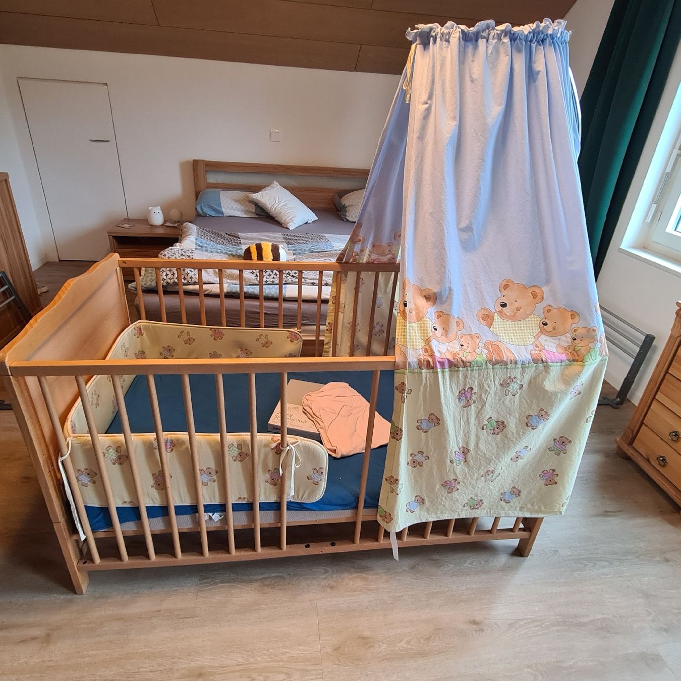 Letti: Babybett mit Himmel und Nestchen – Usato da Schöftland venduto da msa_w96x