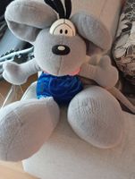 Graue Diddl Maus mit blauem Kleid.