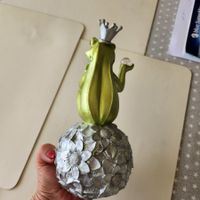 Froschkönig Grün auf Silber Blumen Kugel hält Kristallkugel