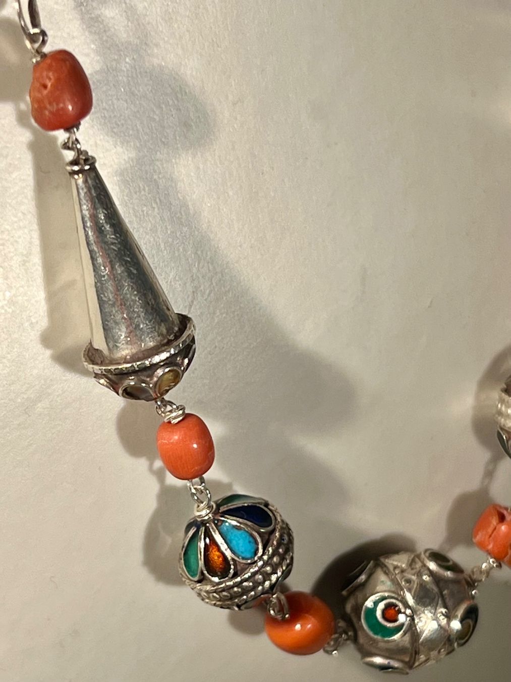 Catenine: Collier argent 925 corail véritable, émail cloisonné, Maroc – Usato da Genève venduto da DELIRBEADS 3