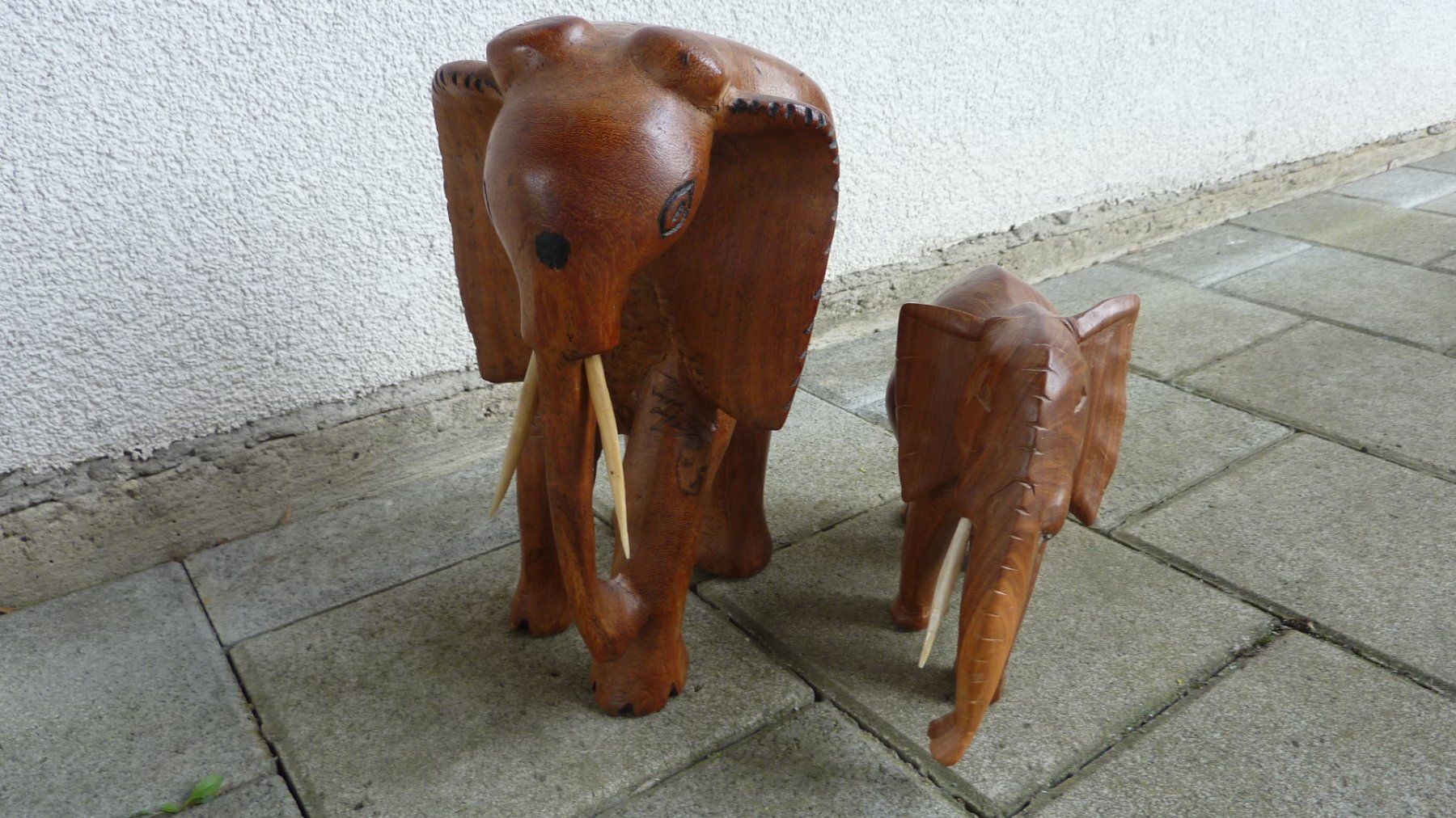 Statuette: 2 holz elefanten – Nuovo (secondo la descrizione) da Füllinsdorf venduto da pmarkus 2