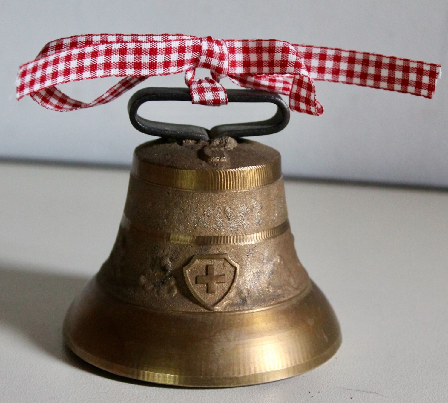 Campanacci mucche: SCHÖNE MESSING-GLOCKE MIT SCHWEIZER-KREUZ – Usato da Kirchlindach venduto da hekilida