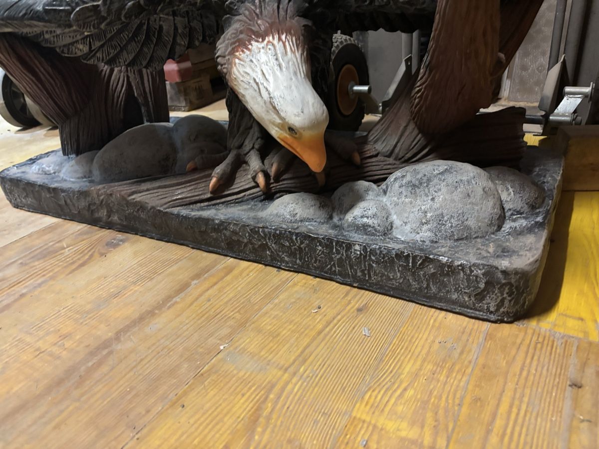 Tavoli: Table basse design unique avec aigle et plateau en verre – Usato da Sâles (Gruyère) venduto da LEALdebarras1
